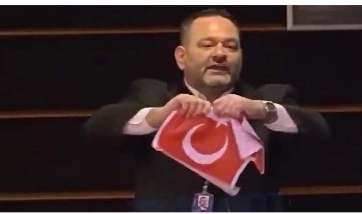 Yannis Lagos suplėšo Turkijos vėliavą