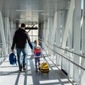 Baudos, kalėjimas ir patikrinimai oro uoste: kas gresia tėvams, jei jie pamokų metu išsiveža vaikus atostogų