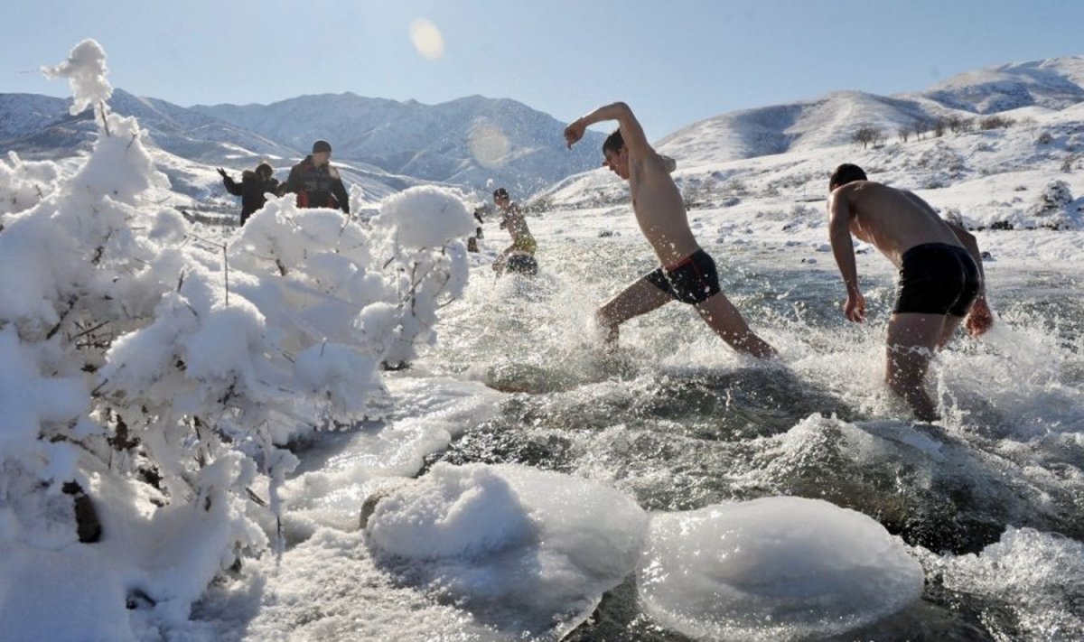 Lįsti į šaltą vandenį - nebėra didelė naujovė, tačiau sveikuoliai prisigalvoja vis naujų ritualų.