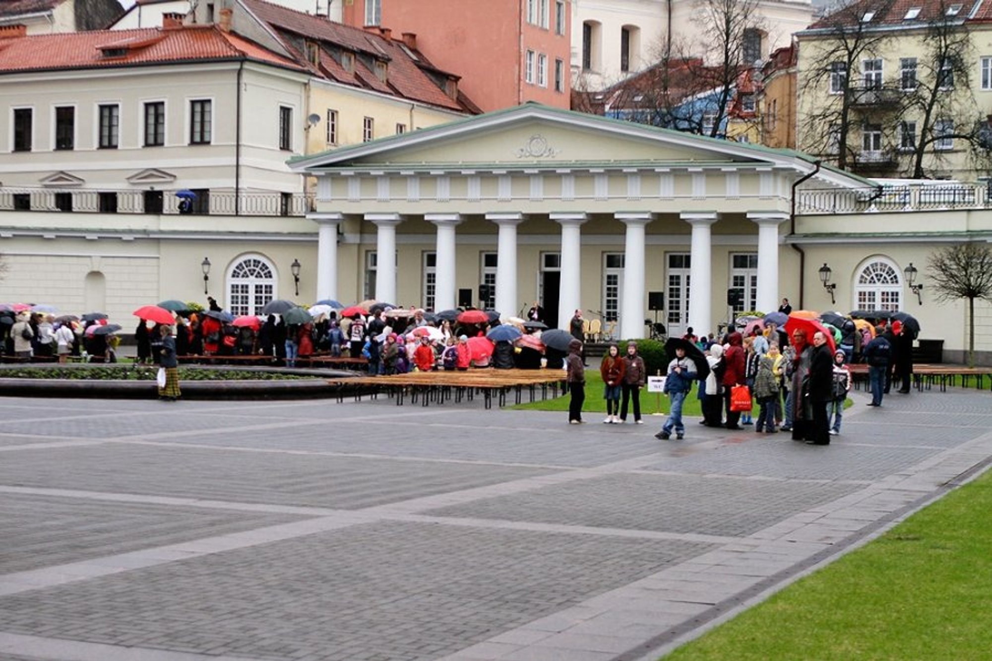 Prezidentūros rūmų kiemelyje - sporto žaidimai, mankšta ir lietuviškas ...