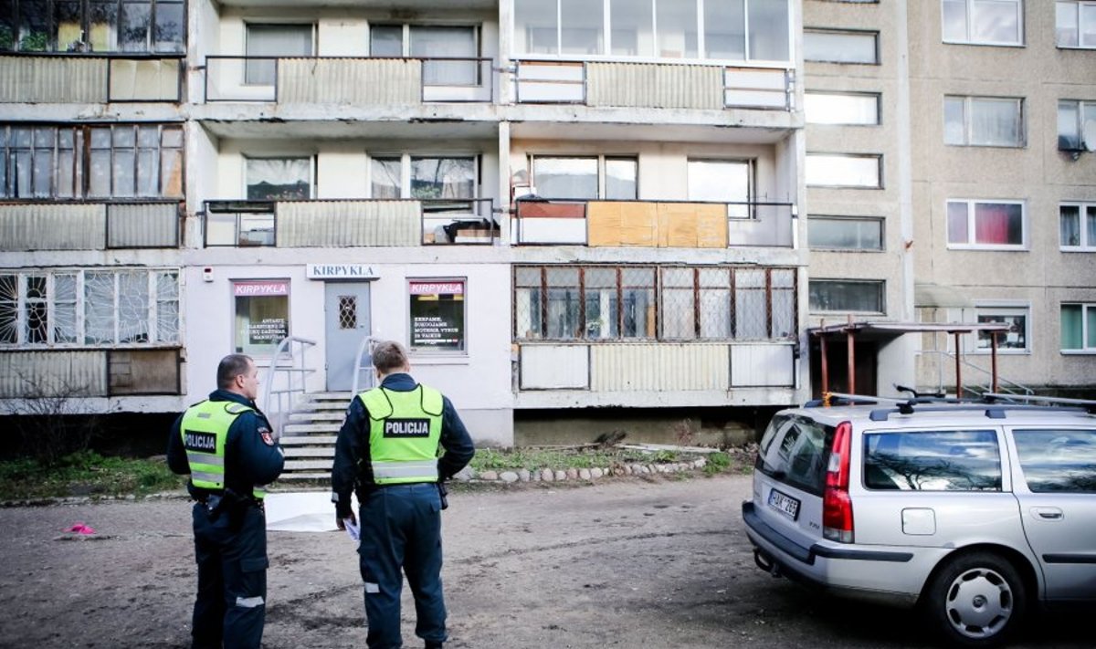 Vilniuje mergina pasirinko mirtiną šuolį iš devinto aukšto