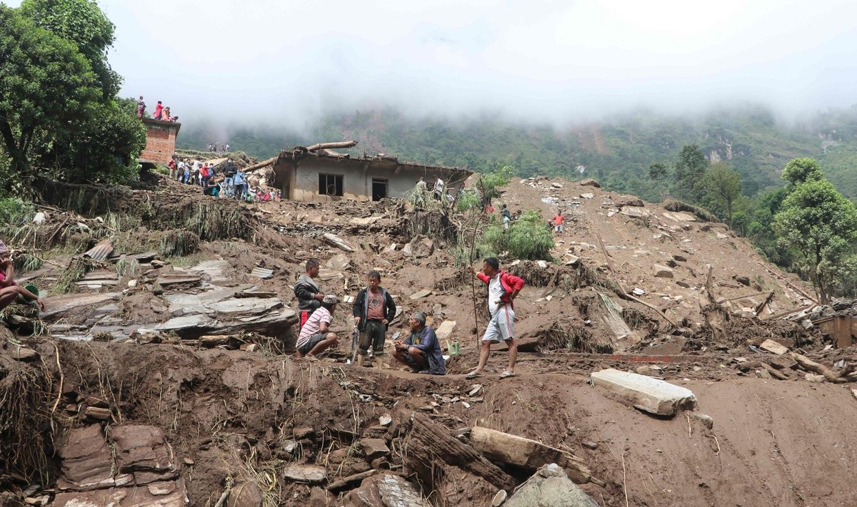 Nepale nuošliaužai užpylus tris kaimus žuvo 11