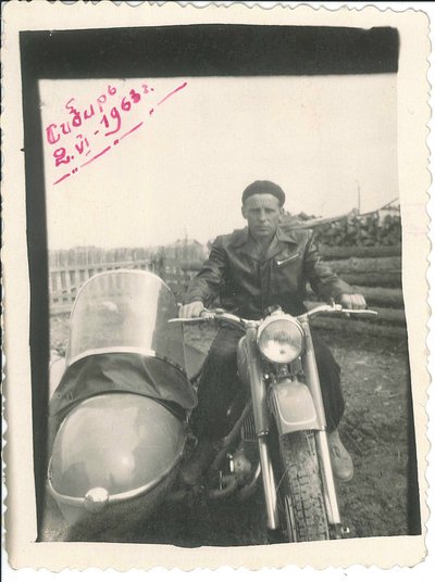 Dėdė Kazys ant motociklo Sibire