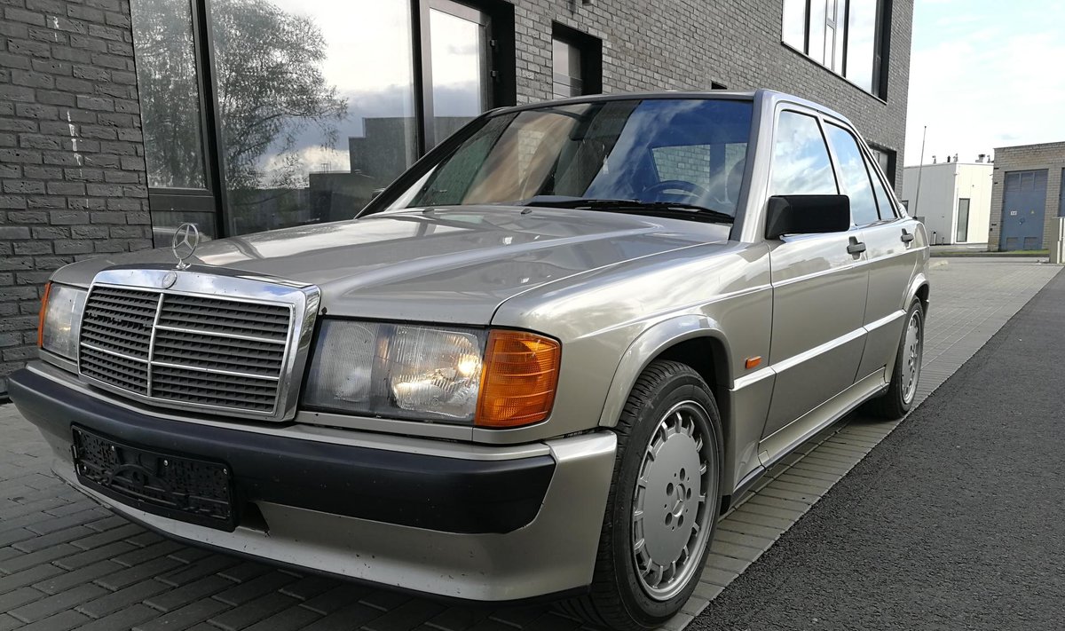 "Mercedes-Benz 190 2.3-16": gamintojo istorijai svarbus automobilis. Autoplius.lt nuotr.