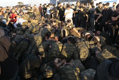 Perversme dalyvavusių Turkijos karių sulaikymas