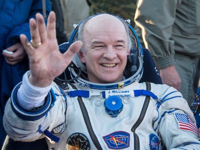 Į Žemę grįžo ilgiausiai kosmose išbuvęs amerikietis ir du rusai