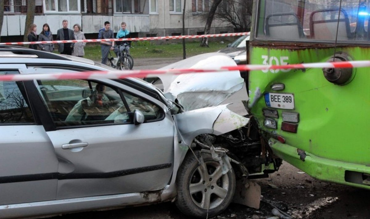 Girtas vairuotojas Kaune rėžėsi į troleibusą