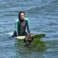 Nufilmuota, kaip Kalifornijoje jūrinė ūdra vagia iš turistų banglentes ir jomis plaukia