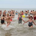 Į Baltijos jūrą panėrė šimtai sveikuolių