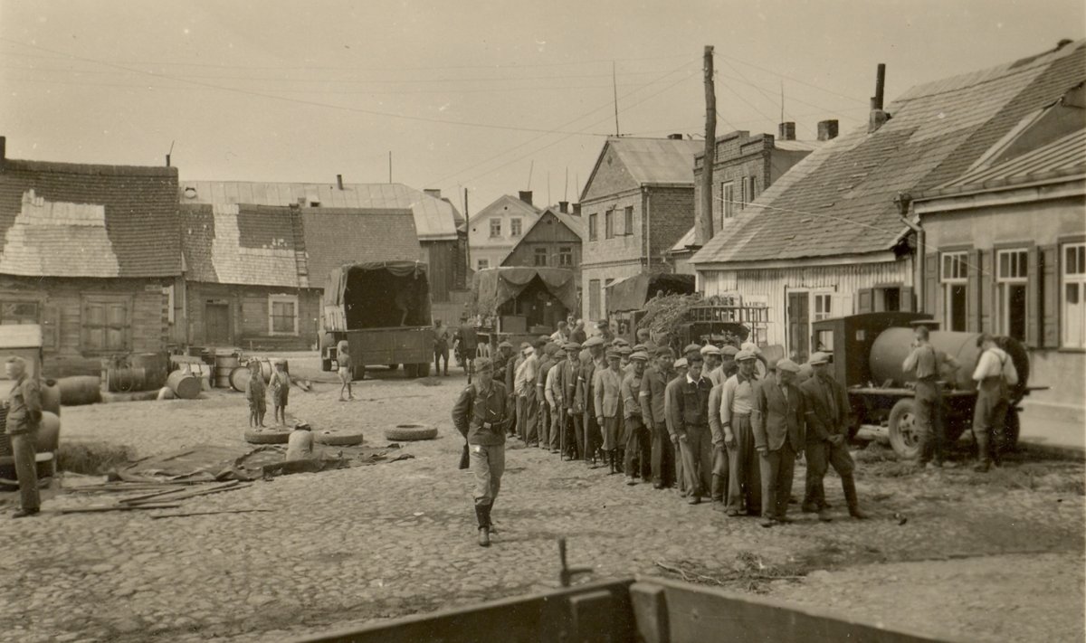 Žydai varomi į darbus. Kėdainiai, 1941 m. vasara (Genocido aukų muziejaus nuotr.)
