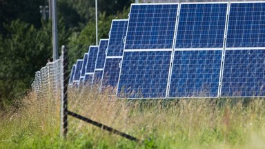 Kylančios elektros kainos skatina lietuvius įdarbinti saulę: paskaičiavo, per kiek laiko atsiperka saulės elektrinė