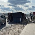 На одной из самых оживленных улиц Вильнюса перевернулся грузовик