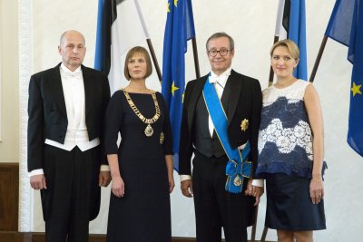 Kersti Kaljulaid su vyru Georgi-Rene Maksimovskiu, Toomas Hendrikas Ilvesas su žmona Ieva Ilves