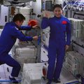 Kinijos astronautai kosmose nenuobodžiauja: pasiuntė intriguojančių triukų su vibracijomis ir eksperimentų su veržliarakčiais