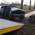 Несчастье в Вилкавишкском районе: автомобиль врезался в дерево, сообщается о погибшем