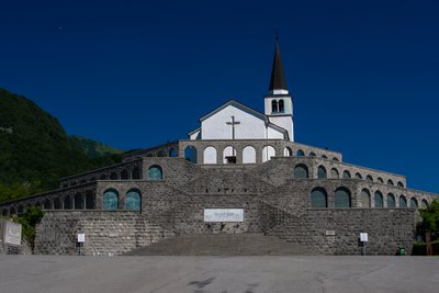 Ant kalno esanti Kobarid miestelio bažnyčia