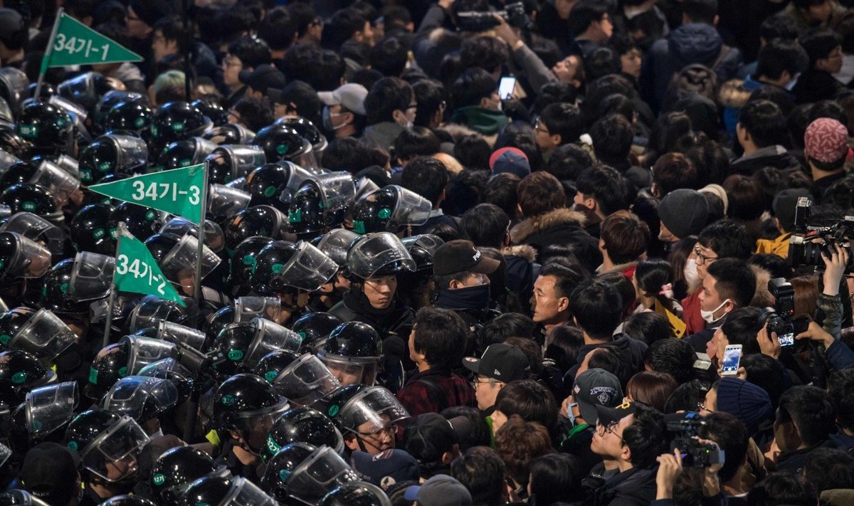 Seule prezidentę atsistatydinti skatino milijoninė minia