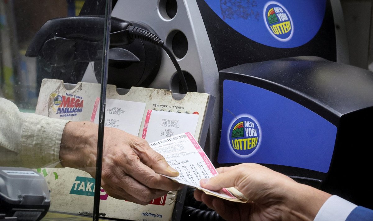 JAV perkami loterijos bilietai