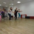 Vaikų socializacijos centro merginos šoko lindihopą