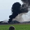 Gaisras Pasvalio rajone: užsiliepsnojo ferma ir padangų krūva, nukentėjo ugniagesys