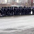 Navalno gedinčiuosius prie Cerkvės ir kapinių pasitinka gausus policijos būrys