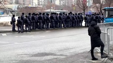 Navalno gedinčiuosius prie Cerkvės ir kapinių pasitinka gausus policijos būrys