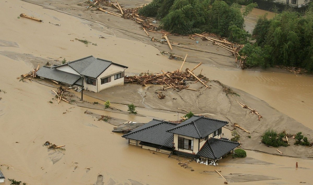 Potvynis siautėja pietų Japonijoje