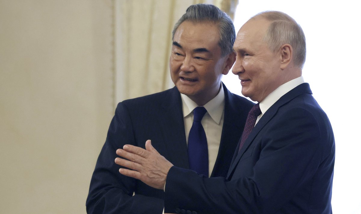 Wang Yi, Vladimiras Putinas