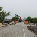 Įvertino, kaip vyksta tilto Marijampolėje rekonstrukcija: pakilęs Šešupės vanduo neturėtų ilgam sutrikdyti darbų