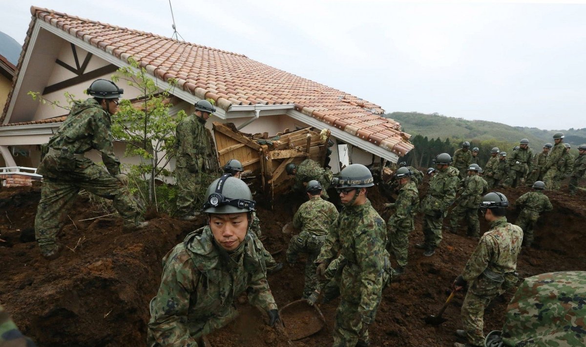 Žemės drebėjimo nuniokotoje Japonijoje gelbėtojai lenktyniauja su laiku