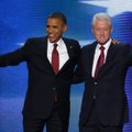 Užkimęs B.Clintonas sako atidavęs balsą savo prezidentui B.Obamai