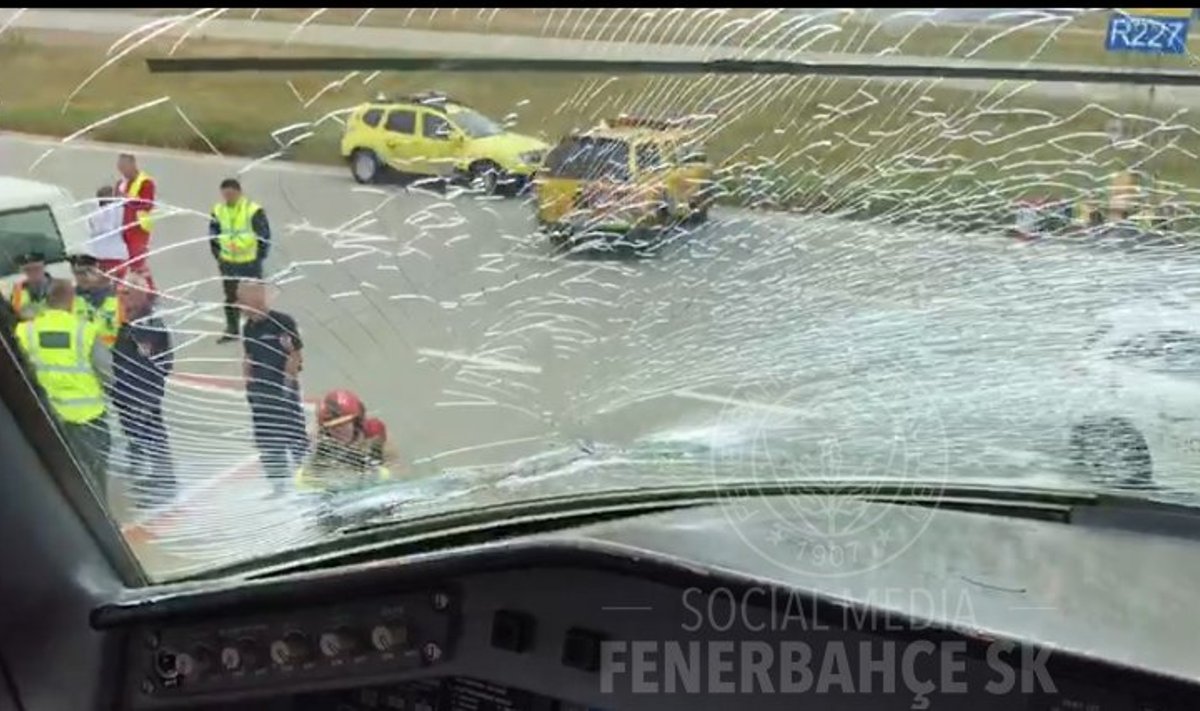 Pažeistas "Fenerbahce" lėktuvo stiklas