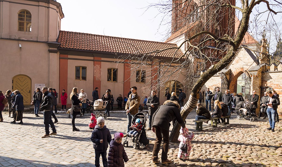 Crown attending Easter church service outside in Vilnius  04 Photo © Ludo Segers @ The Lithuania Tribune