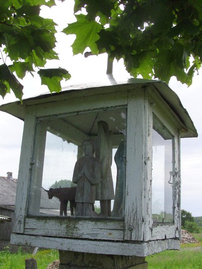 Koplytstulpis su skulptūromis Degučių II kaime, Laukuvos seniūnijoje, Šilalės rajone
