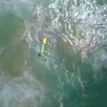 Skęstantiems paaugliams gelbėtojai su dronu nuskraidino pripučiamą valtį