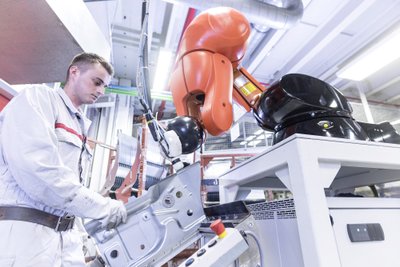 Audi automobilius gamins ir išmanūs robotai