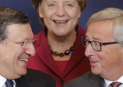 Angela Merkel (antrame plane), šypsosi šalia būsimo Europos Komisijos pirmininko Jeano Claude'o Juncerio (dešinėje) ir šias pareigas paliekančio pirmininko  Jose Manuelio Barroso.