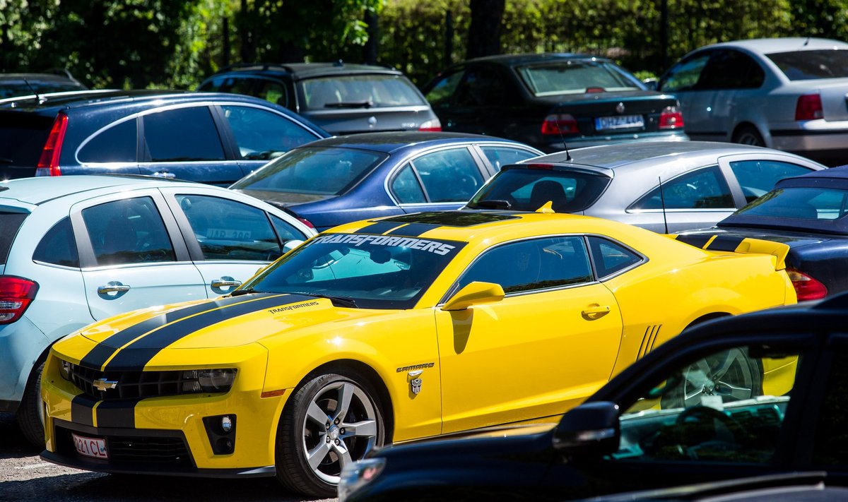 Geltonas "Chevrolet Camaro" Palangoje išsiskiria iš minios