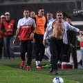 Argentinoje nepatenkintas teisėjo sprendimu futbolo treneris sudraskė savo marškinius