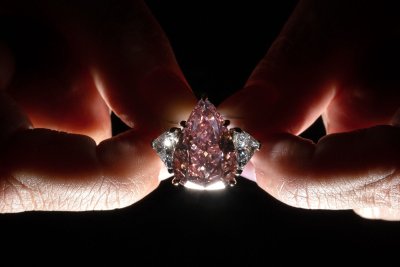 Rožinis deimantas bus parduodamas aukcione