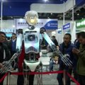 Robotikos parodoje Pekine pristatyti robotai humanoidai