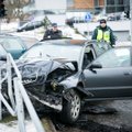 Ne į tą šviesoforą pasižiūrėjęs vairuotojas moters vairuojamą „Audi“ nubloškė į stulpą