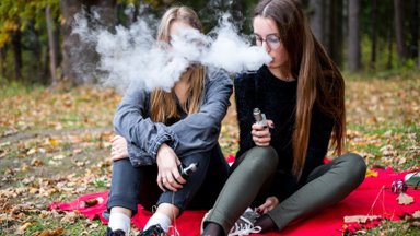 Išsiaiškino, kokie paaugliai vartoja elektronines cigaretes ir kas veiksmingiausiai tam užkirstų kelią