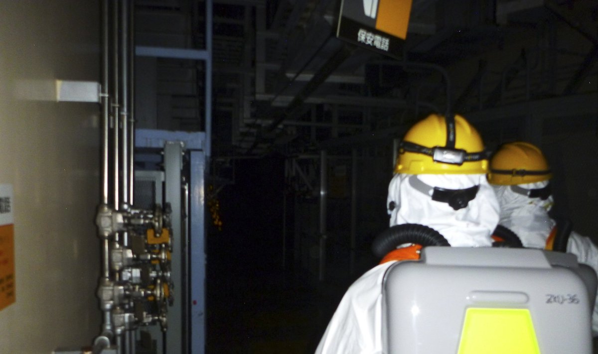 Fukušimos 1-osios AE trečiojo reaktoriaus pastatą pirmą kartą po sprogimo apžiūrėjo darbininkai