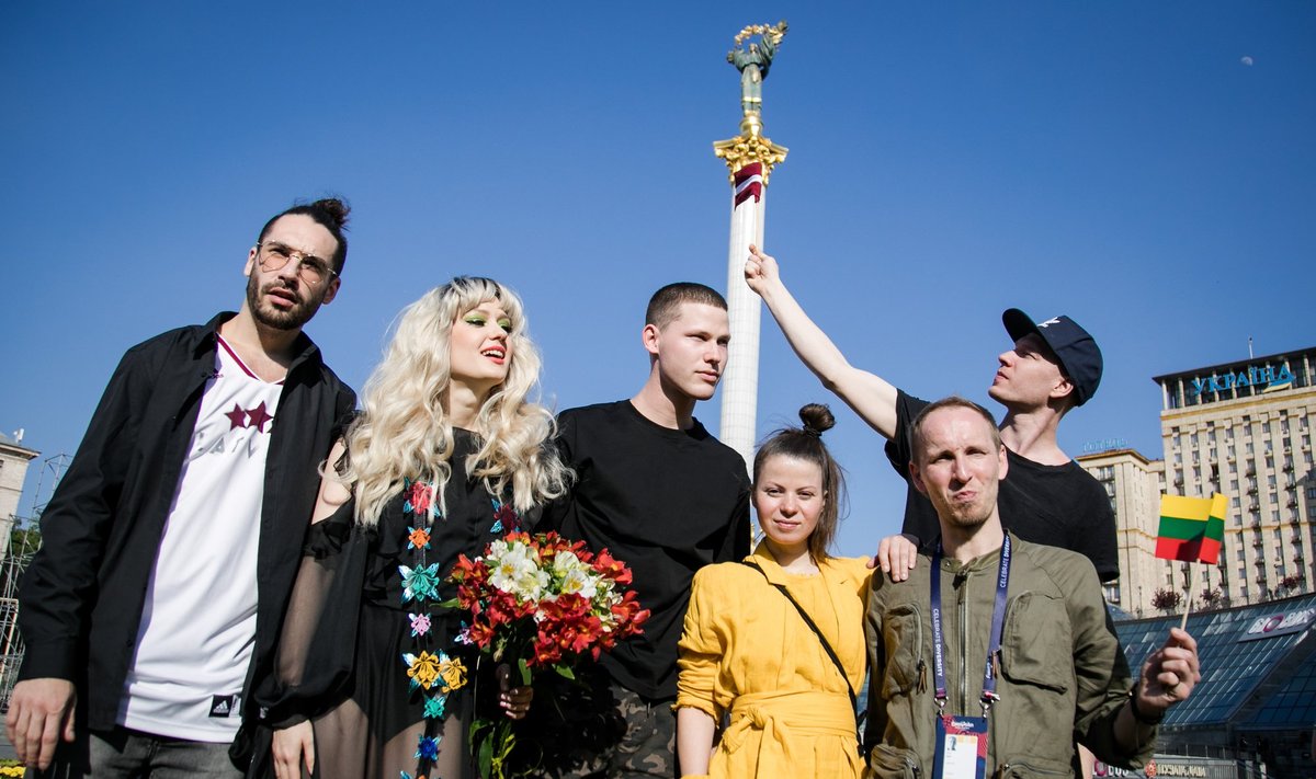 Lietuvos ir Latvijos atstovai "Eurovizijoje" pagerbė kovojusius už Ukrainos laisvę
