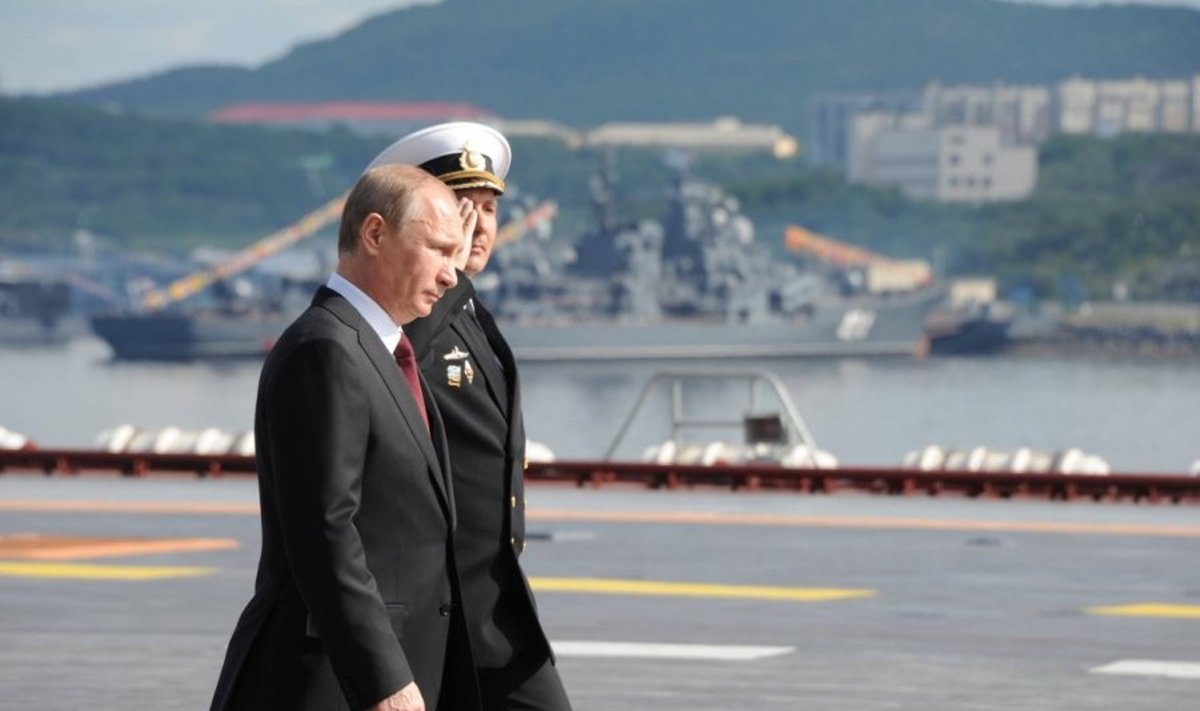 Vladimiras Putinas lėktuvnešyje Admirolas Kuznecovas 2014 m. liepos 27 d.