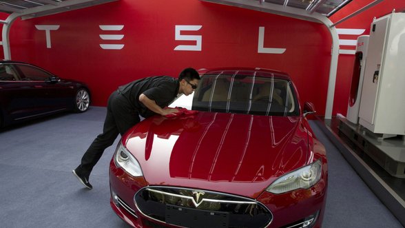 Kinijos elektromobilių rinka išgyvena „aukso karštligę“, bet su nerimu laukia kito „Tesla“ žingsnių
