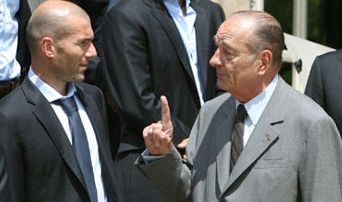 Prancūzijos prezidentas Jacques'as Chiracas auklėja Zinedine'ą Zidane'ą