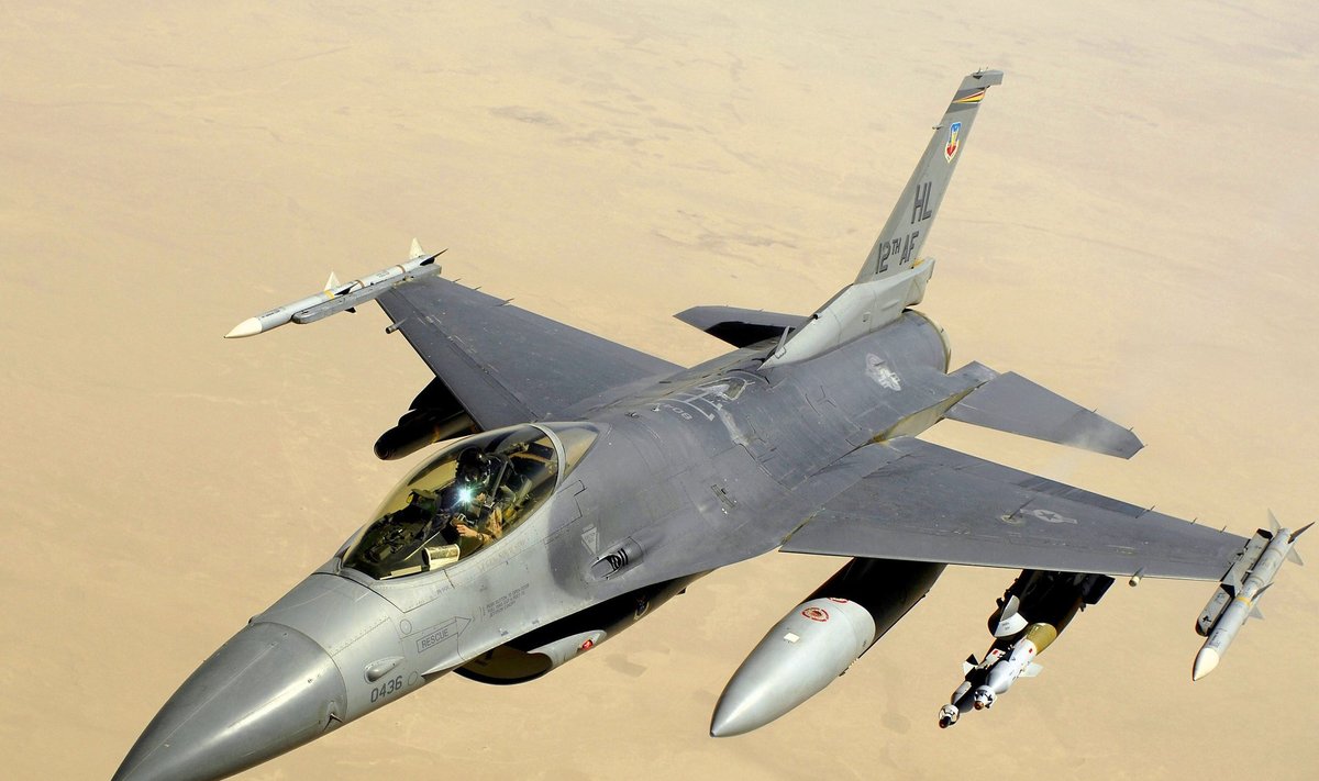 F-15 ir F-16 naikintuvai. USAF/Wikimedia nuotr.