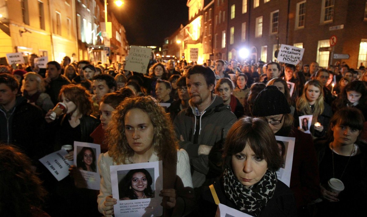 Protestai dėl moters mirties Airijoje neatlikus laiku aborto
